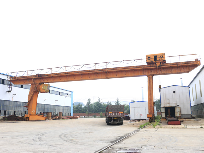 全包式門式起重機